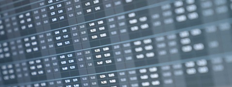 Ein Computerbildschirm zeigt eine Datenübersicht mit Zahlen und Werten in mehreren Reihen und Spalten.