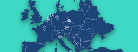 Karte Europas mit blauen Ländern und weißen Markierungssymbolen in verschiedenen Regionen.