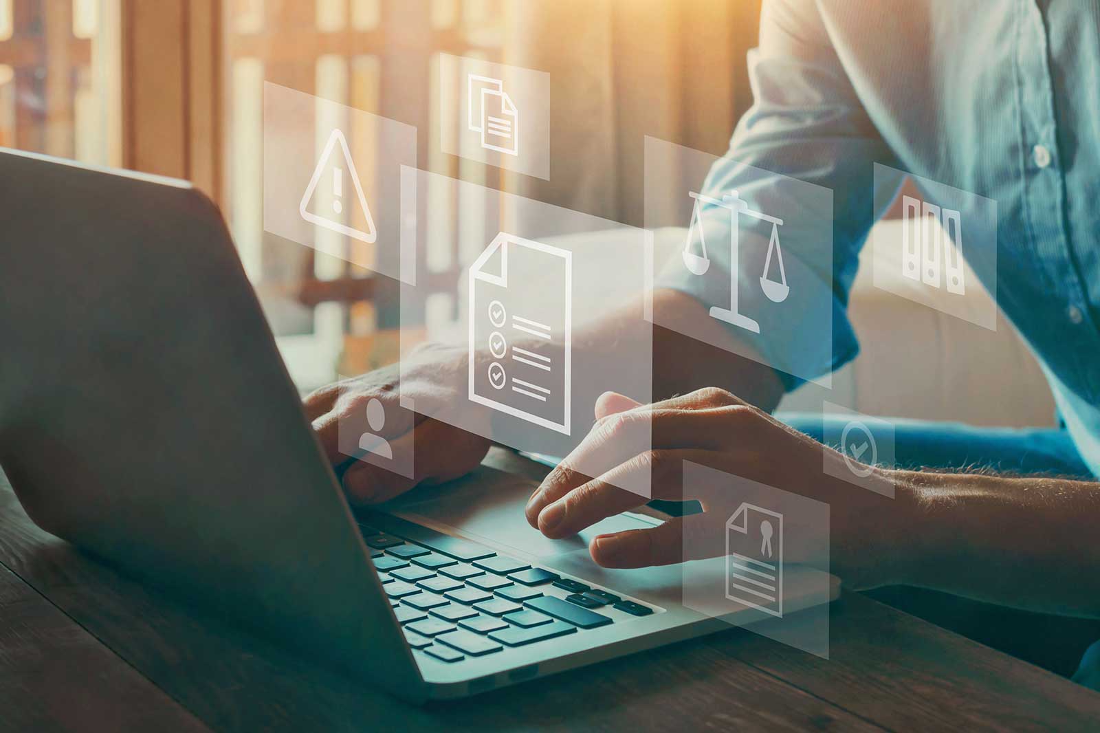 Eine Person arbeitet am Laptop, umgeben von digitalen Symbolen für Dokumente, Warnungen und Rechtsprechung.