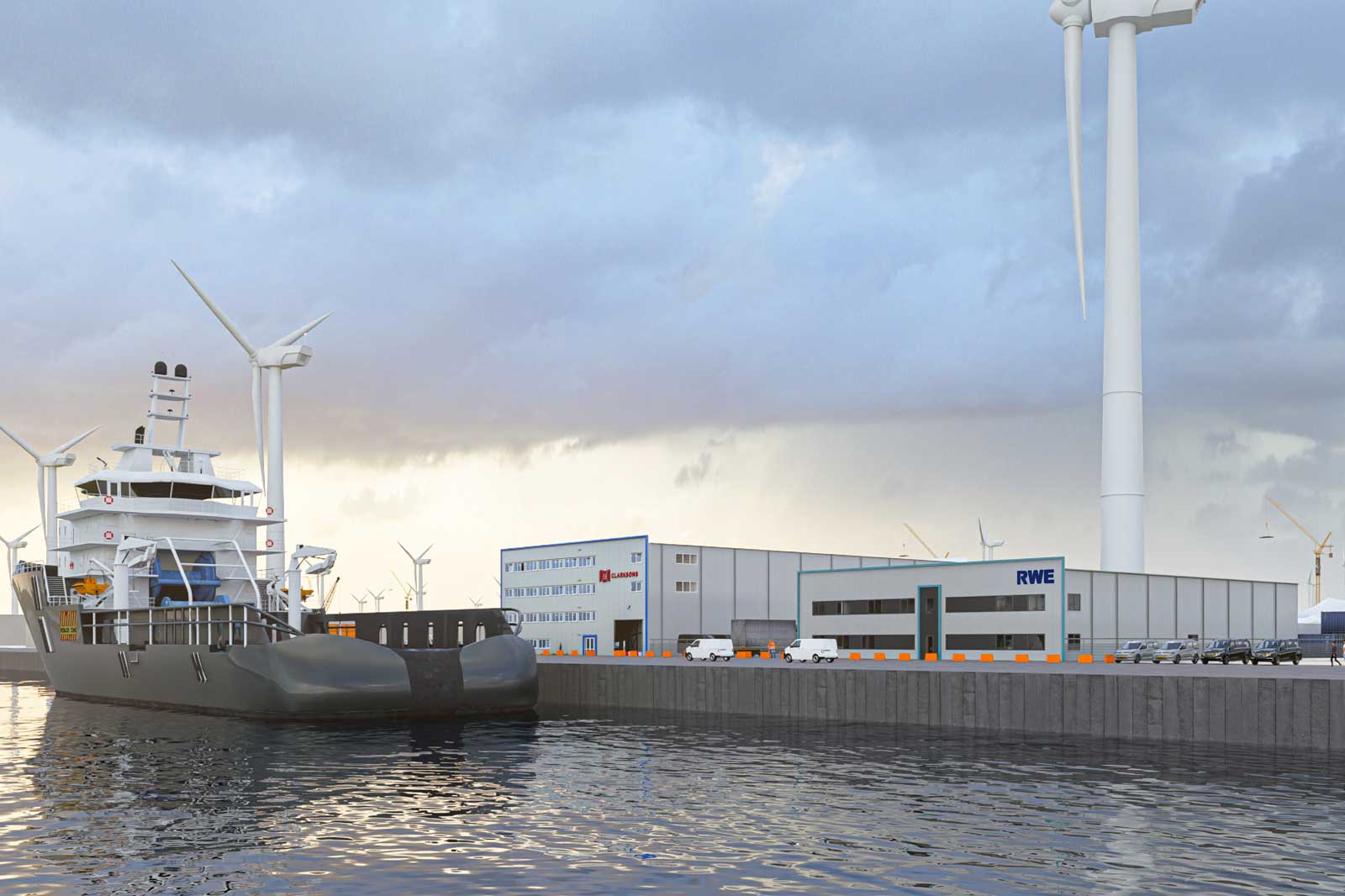 Ein Schiff liegt an einem Hafen mit Windkraftanlagen und Lagerhäusern im Hintergrund. Die Wasseroberfläche spiegelt die Umgebung wider.