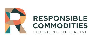 Logo der Responsible Commodities Sourcing Initiative mit dem Buchstaben R in bunten geometrischen Formen.