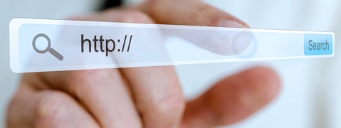 Ein Finger zeigt auf eine transparente Suchleiste mit 'http://' und einer Suchtaste.