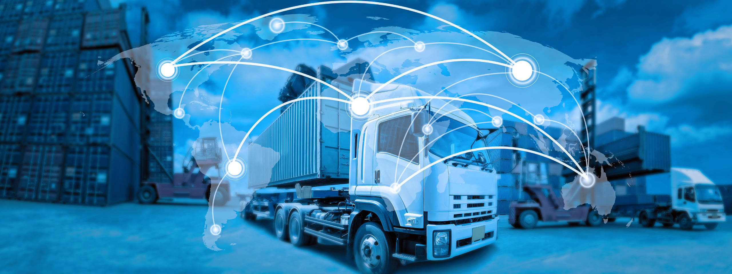 Ein Lkw mit Containern steht auf einem Hafengelände. Ein Netzwerk von Verbindungen ist über eine Weltkarte dargestellt.