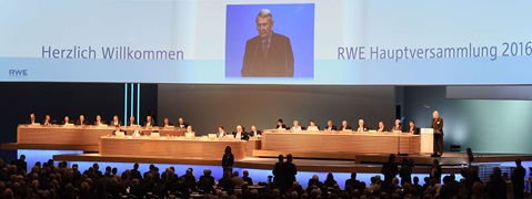 The RWE Annual General Meeting 2016 takes place in a large hall with a speaker and an audience.