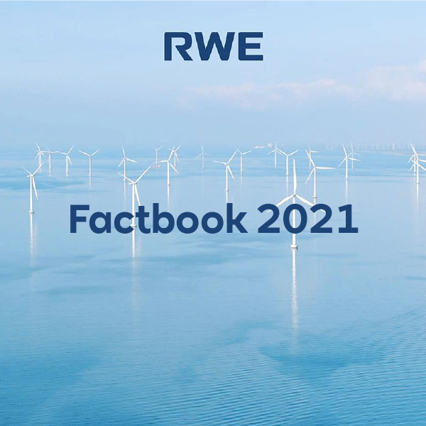 Eine weite Wasserlandschaft mit mehreren Windkraftanlagen unter einem klaren Himmel. Das Wort 'Factbook 2021' ist prominent.