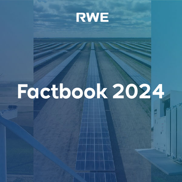 Das Bild zeigt Solarpanels auf einem Feld mit dem Text 'Factbook 2024' und dem Logo von RWE.