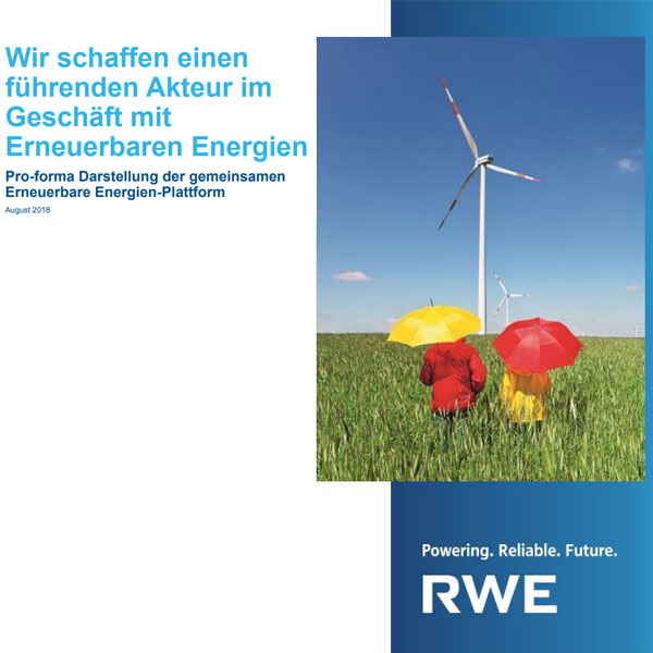 Zwei Personen mit Regenschirmen stehen auf einem Feld, während ein Windrad im Hintergrund sichtbar ist.