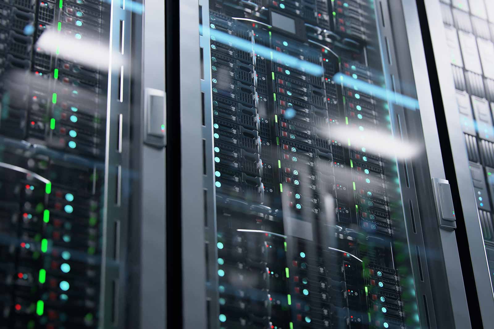 Ein Blick auf ein Server-Rack mit leuchtenden LEDs in verschiedenen Farben, die den Betrieb der Server anzeigen.