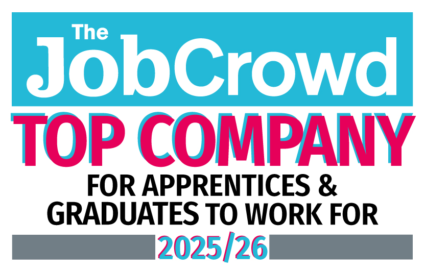 Das Bild zeigt das Logo der JobCrowd mit der Auszeichnung 'Top Company für Auszubildende und Absolventen 2025/26'.