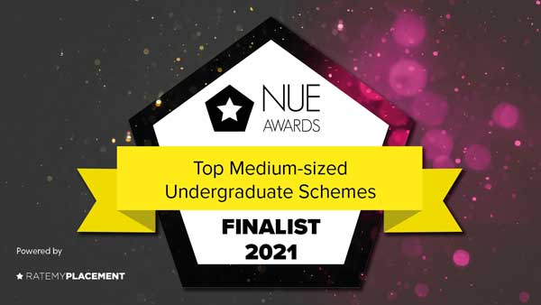 Ein Logo der NUE Awards, das die Auszeichnung für die besten mittelgroßen Studiengänge 2021 als Finalist zeigt.